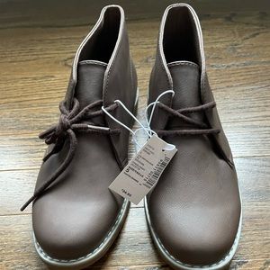 The children’s place dress  boots size 5 boys. Brown NWT